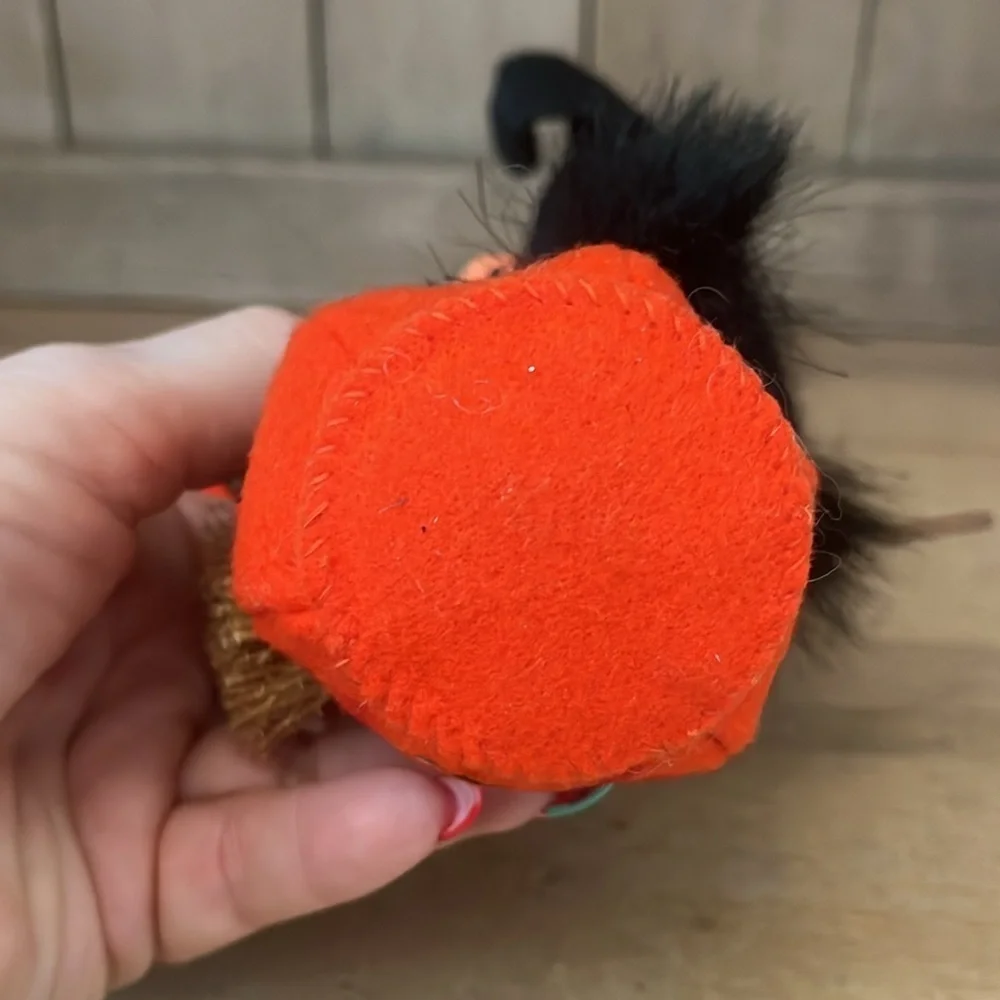 Annalee Witch Cat “Midnight Ride Kitty” Pumpkin Broom Hat